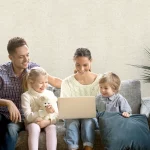 کاغذ دیواری پذیرایی خانوادگی